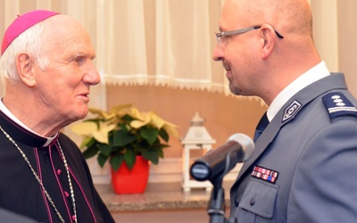 Biskup Ignacy w czasie rozmowy z jednym z policjantów