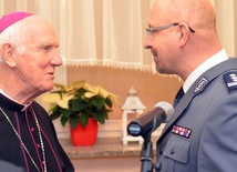 Biskup Ignacy w czasie rozmowy z jednym z policjantów
