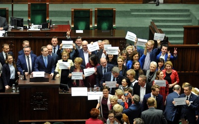 Opozycja blokuje mównicę w Sejmie, Kaczyński odsyła Pomaskę "do diabła"