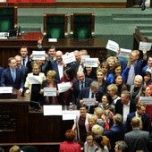 Opozycja blokuje mównicę w Sejmie, Kaczyński odsyła Pomaskę "do diabła"