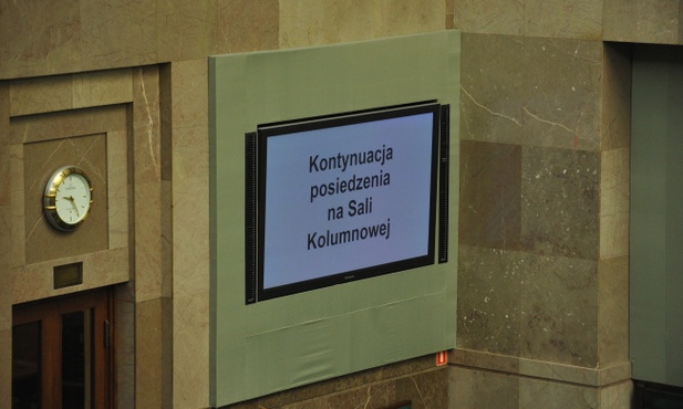 Głosowania sejmowe przeniesione do Sali Kolumnowej