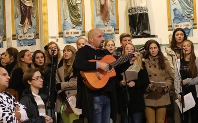 Spotkaniom towarzyszy schola Fausystem z Piotrem Mireckim na czele