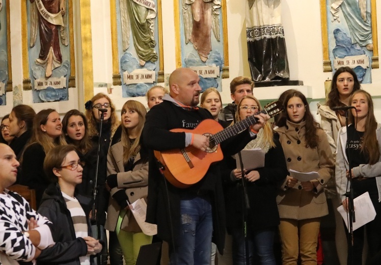 Spotkaniom towarzyszy schola Fausystem z Piotrem Mireckim na czele