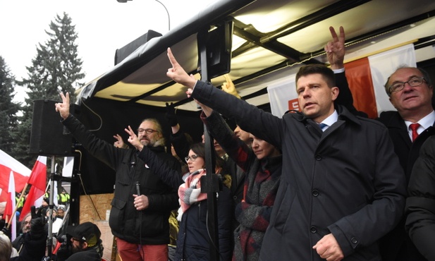 Protest opozycji przed Pałacem Prezydenckim przeniósł się przed Sejm