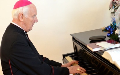 Biskup zagrał im na fortepianie