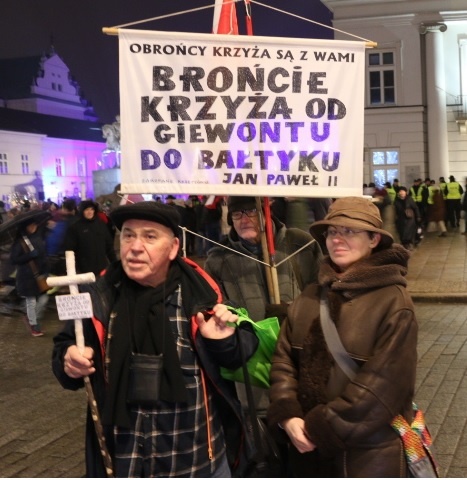 Przed Pałacem Prezydenckim pojawili się obrońcy krzyża.