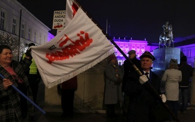 Sztandar pamiętający czasy karnawału Solidarności.