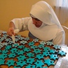 W szymanowskim klasztorze siostry niepokalanki przygotowują tysiące pierników. 