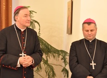 Bp Andrzej Jeż (z lewej) mianował bp. Leszka Leszkiewicza przewodniczącym komisji przygotowawczej V Synodu Diecezji Tarnowskiej