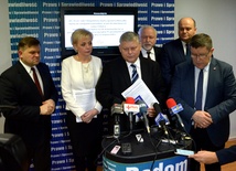 Radomscy parlamentarzyści PiS (od lewej): Wojciech Skurkiewicz, Anna Kwiecień, Marek Suski, Dariusz Bąk, Andrzej Kosztowniak i Zbigniew Kuźmiuk