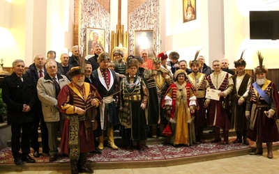 Członkowie Radomskiego Bractwa Strzelców Kurkowych z kapelanem ks. Markiem Kujawskim i zaproszonymi gośćmi