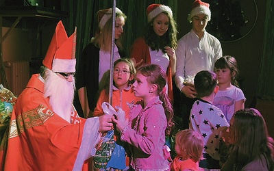 Uczniowie szkół KTK z najmłodszymi podczas świątecznego spotkania w Bielsku-Białej.