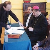 Bp Roman Pindel i dziekani partnerskich wydziałów uniwersytetów w Katowicach i Krakowie podpisują umowę o współpracy szkół katolickich.