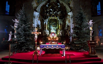 Ciemność rozświetlona blaskiem ikony Bogarodzicy i świecami – tak co roku wygląda wnętrze bazyliki krzeszowskiej.