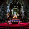 Ciemność rozświetlona blaskiem ikony Bogarodzicy i świecami – tak co roku wygląda wnętrze bazyliki krzeszowskiej.
