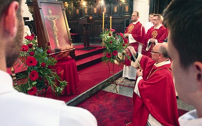 Nasze koła odwiedził krzyż, który św. Jan Paweł II trzymał w rękach podczas ostatniej w swoim ziemskim życiu Drogi Krzyżowej.