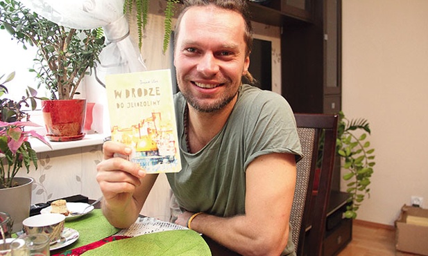 Dominik Włoch prezentuje swoją najnowszą książkę  „W drodze do Jerozolimy”.