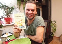 Dominik Włoch prezentuje swoją najnowszą książkę  „W drodze do Jerozolimy”.