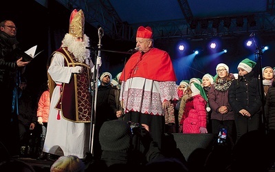 ▲	Kardynał spotkał się pod choinką ze św. Mikołajem.