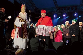 ▲	Kardynał spotkał się pod choinką ze św. Mikołajem.