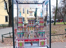 Szopka rodziny Markowskich, ustawiona przy fontannie Fortepian Szopena jest wzorowana na słynnym dziele rodziny Ezenekierów.