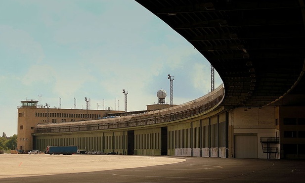 Akcja antyterrorystów w ośrodku dla uchodźców w Tempelhof