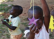 Takie gwiazdy zawisną na świątecznym drzewku w Gulu. 
