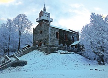 Szczyt Ślęży w zimowej szacie zachęca do spędzenia ostatniego dnia roku kalendarzowego właśnie tam. 