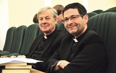 ▲	Od lewej teologowie: ks. prof. K. Góźdź i ks. prof. K. Kaucha podczas konferencji  na KUL.