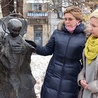 Violetta Tomczyk (z lewej) i Elżbieta Stolarczyk przy figurze Maryi Matki Życia, stojącej przed kurią diecezji radomskiej.