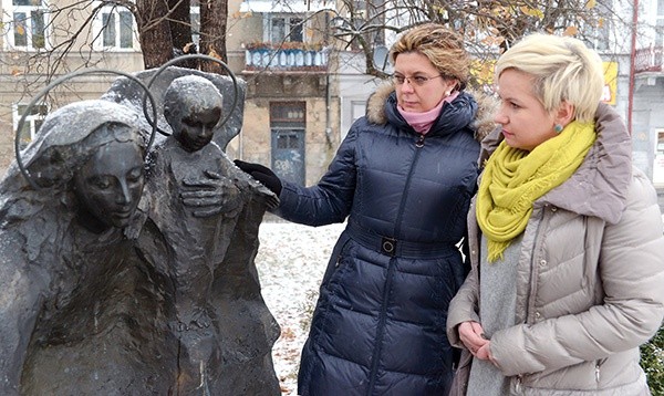 Violetta Tomczyk (z lewej) i Elżbieta Stolarczyk przy figurze Maryi Matki Życia, stojącej przed kurią diecezji radomskiej.