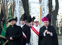 	Biskup gliwicki Jan Kopiec przemawiał przed krzyżem pamięci internowanych. Po lewej ks. Stanisław Puchała. 
