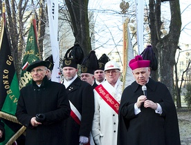 	Biskup gliwicki Jan Kopiec przemawiał przed krzyżem pamięci internowanych. Po lewej ks. Stanisław Puchała. 