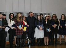 Wyróżnieni studenci KUL wraz z rektorem