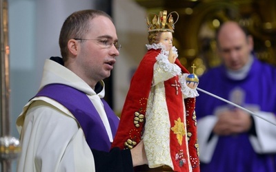 Rekolekcjonista pobłogosławił wiernych Dzieciątkiem