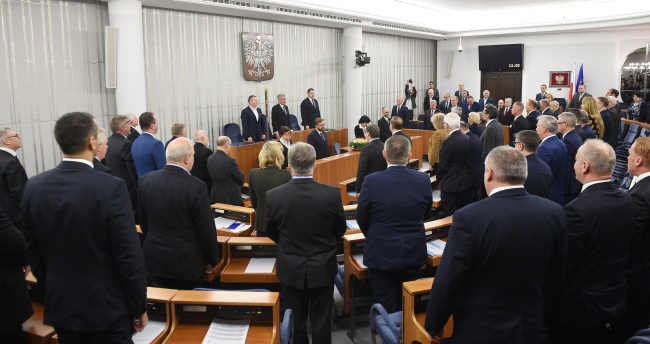 Senat przyjął bez poprawek tzw. ustawę dezubekizacyjną