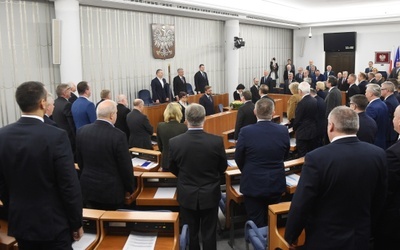 Senat przyjął bez poprawek tzw. ustawę dezubekizacyjną