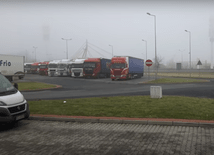 Polscy kierowcy ciężarówek oddają hołd zamordowanemu w Berlinie koledze