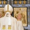 Papież otwiera drzwi święte w bazylice św. Piotra na rozpoczęcie Nadzwyczajnego Jubileuszu Miłosierdzia.