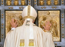 Papież otwiera drzwi święte w bazylice św. Piotra na rozpoczęcie Nadzwyczajnego Jubileuszu Miłosierdzia.