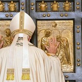 Papież otwiera drzwi święte w bazylice św. Piotra na rozpoczęcie Nadzwyczajnego Jubileuszu Miłosierdzia.