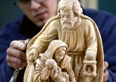 13.12.2016 Betlejem Miejscowy stolarz pracuje nad rzeźbą Świętej Rodziny.