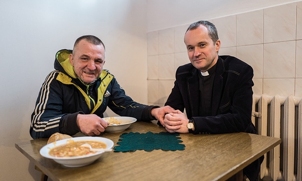 Ksiądz Janusz Chyła podczas rozmowy z panem Piotrem.