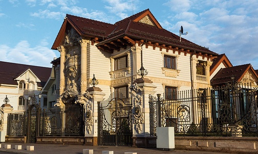 Jeden z najbardziej imponujących pałaców w Certeze. Jego właścicielem jest milioner Dan Vasilie, który na stałe mieszka w Bistricy. Do willi przyjeżdża raz do roku, w sierpniu.