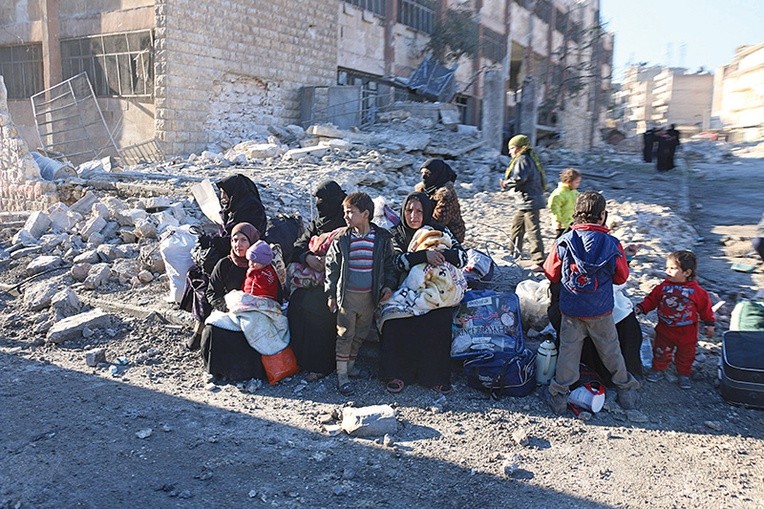 Głodujący mieszkańcy Aleppo czekają na konwój humanitarny.