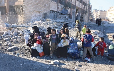 Głodujący mieszkańcy Aleppo czekają na konwój humanitarny.
