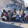 Głodujący mieszkańcy Aleppo czekają na konwój humanitarny.