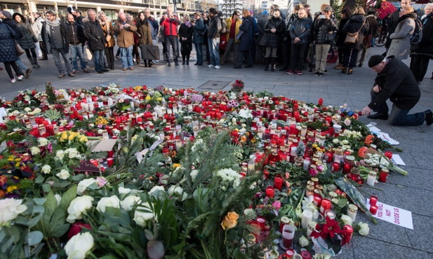 Szef niemieckiego MSW: trwa pościg za nowym podejrzanym