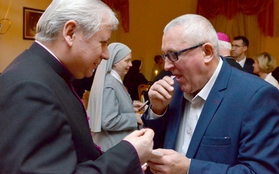 Rektor składa życzenia Bolesławowi Marciniszynowi, wieloletniemu przyjacielowi świdnickiego seminarium.