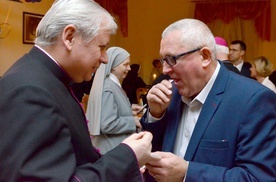 Rektor składa życzenia Bolesławowi Marciniszynowi, wieloletniemu przyjacielowi świdnickiego seminarium.